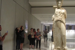 201710172002_The_Caryatids_in_the_New_Acropolis_museum