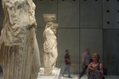 201710172002_The_Caryatids_in_the_New_Acropolis_museum_1