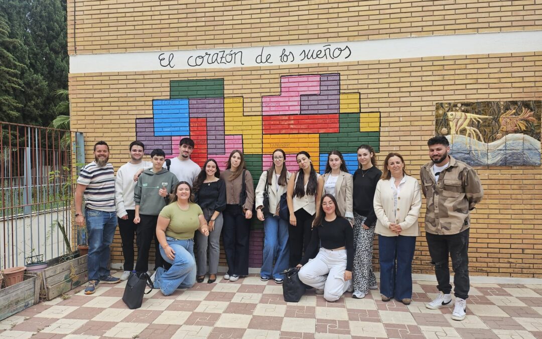 Alumnado y profesorado con «El corazón de los sueños» al fondo.
