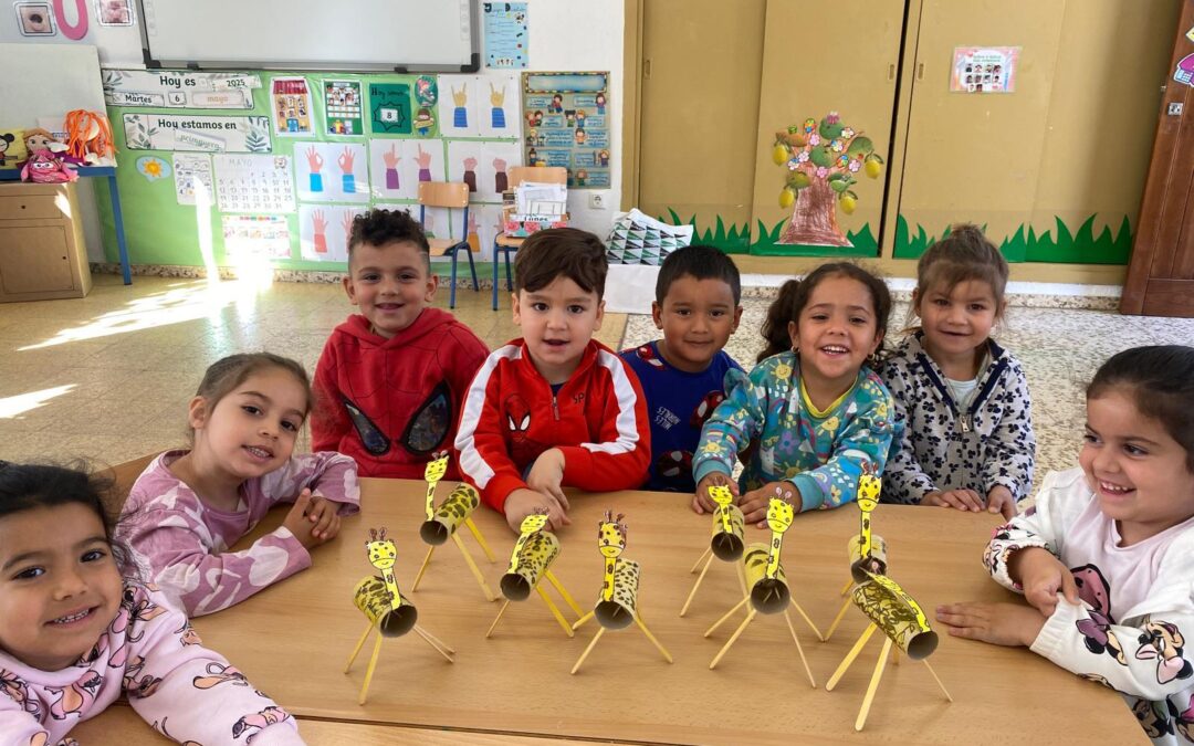 NIños y niñas de Infantil, con sus esculturas de material reciclado inspiradas en la jirafa Chufa.