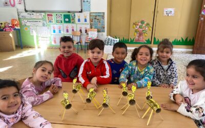 NIños y niñas de Infantil, con sus esculturas de material reciclado inspiradas en la jirafa Chufa.