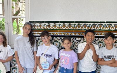 El alumnado posa con su reconocimiento