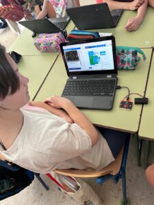 Primera toma de contacto con Micro:bit. Nuestras alumnas muy concentradas programando su primer mensaje LED.