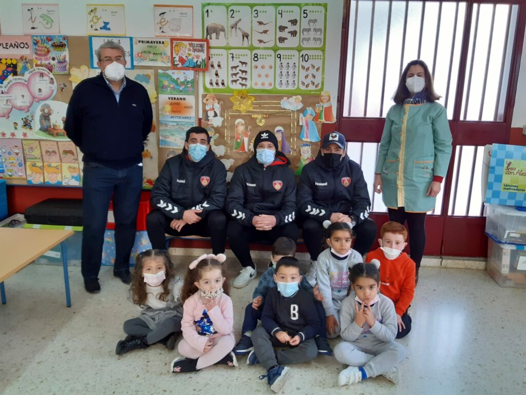 Visita De Tres Jugadores Del Puente Genil Cf A Nuestro Colegio Ceip Miragenil Puente Genil 0237