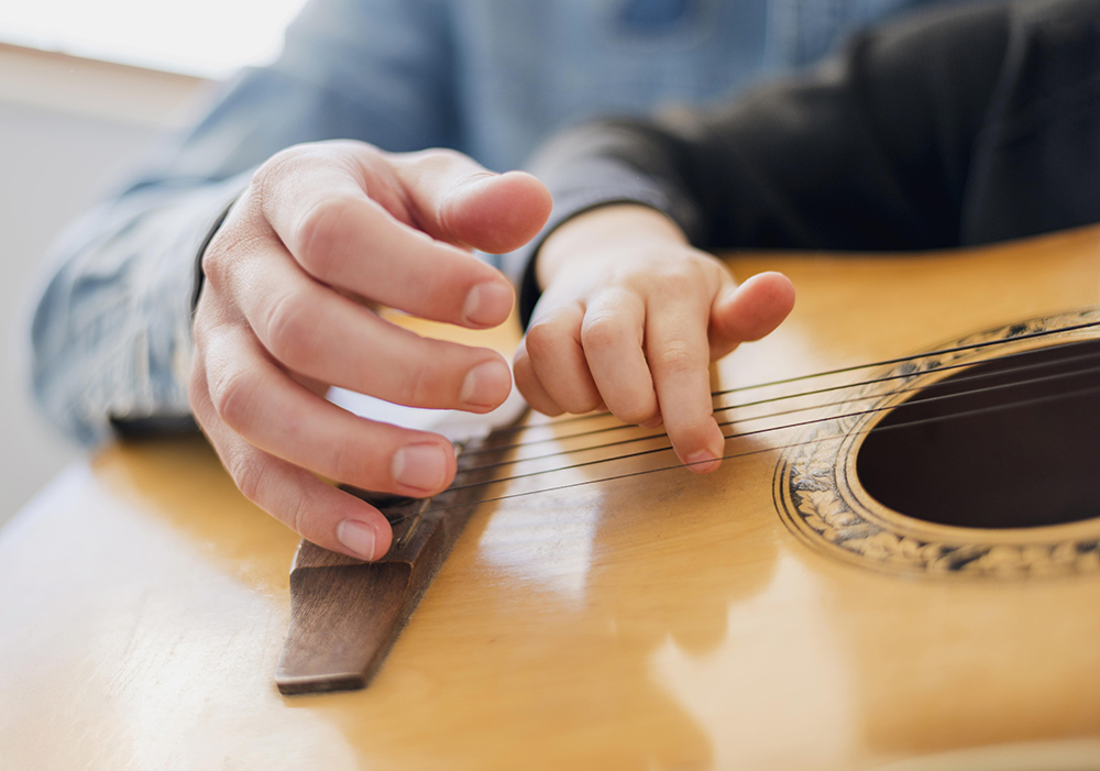 profesor dando clases de musica guitarra conservatorio la carolina