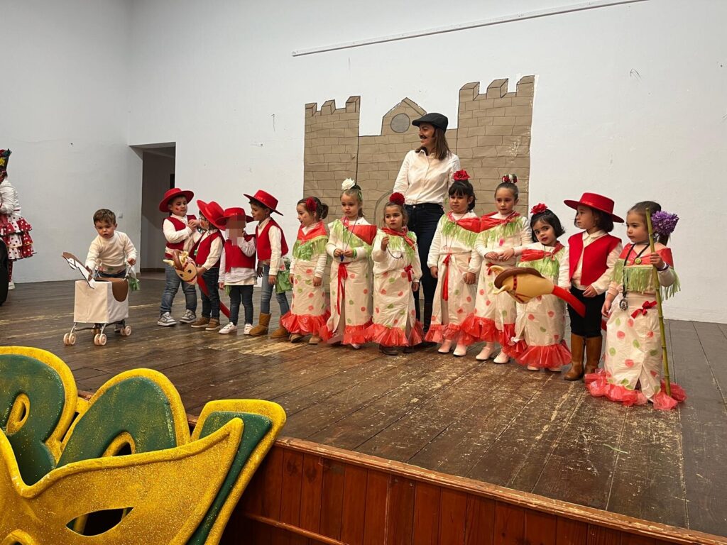 Por fin llegó el carnaval, y nuestro alumnado lo ha celebrado por todo lo alto. Han cantado sus letrillas en el cine, y hemos hecho el pasacalles, después de haber previsto que podría llover, pues el tiempo se ha portado estupendamente. Este año nos hemos disfrazado de romeros y romeras, ya que todo nuestro alumnado estamos inmersos en el Proyecto "Conociendo nuestro pueblo"