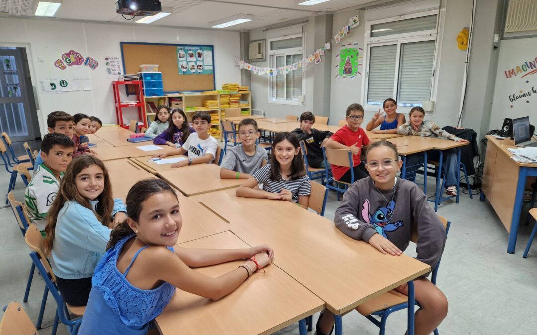 Primera Reunión Formación del Alumnado Ayudante de 5º y 6º 2025, y Pintura del Banco de la Amistad