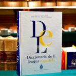 En La Imagen Aparece Un Libro, Un Diccionario De Lengua Española