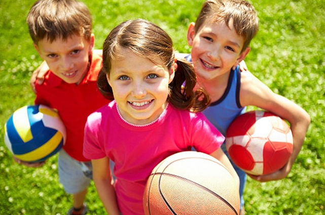beneficios de practicar deporte en niños
