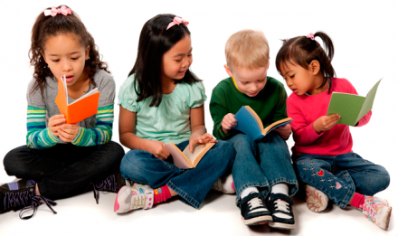 niños leyendo en el colegio