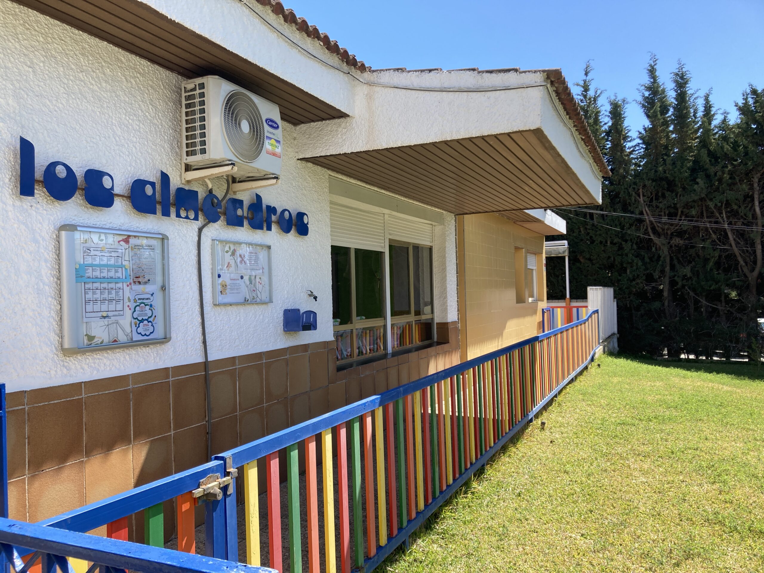 fachada-rotulo-los-almendros