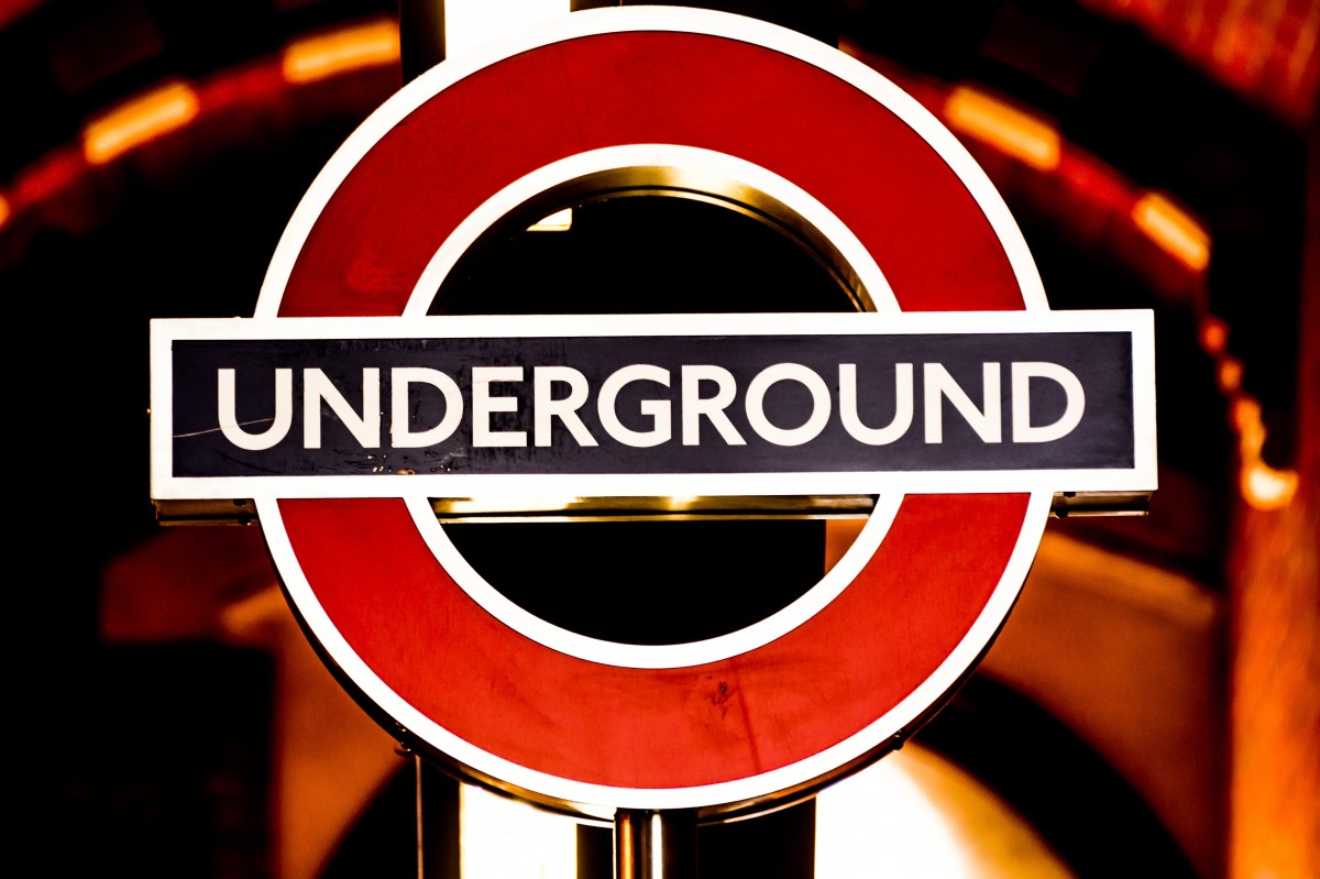 En la imagen puedes ver una señal del metro en forma de círculo y rectángulo