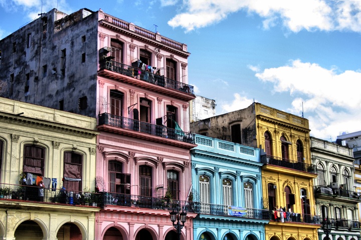 La imagen muestra fachadas de edificios de distintos colores.