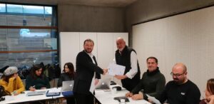 El director del IES Arroyo de la Miel recibe el certificado del curso en Linz