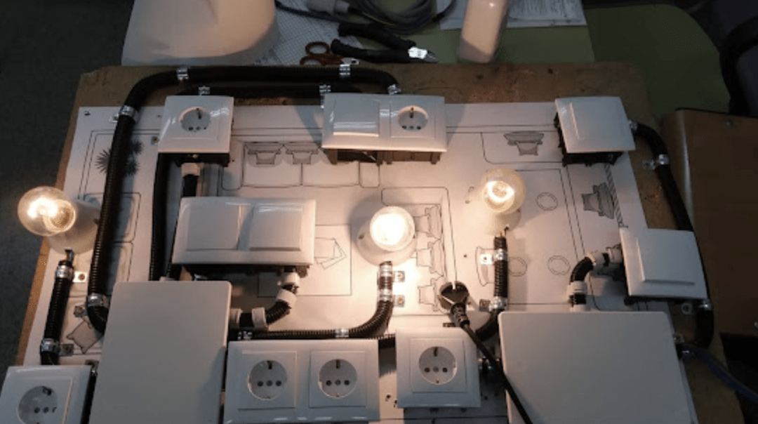 Los chavales de 1°FPB de Electricidad y Electrónica culminan el trimestre en el módulo de Instalaciones Eléctricas y Domóticas