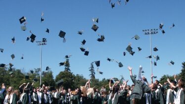 graduation-995042_1920