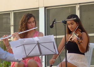 1_Ceremonia-Graducación-VIII-Promoción-21.6.2012-María-Lopez-flauta-y-Sofía-Fernández-violín-en-un-momento-de-su-actuación