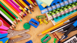 material escolar como lápices, cuadernos y sacapuntas