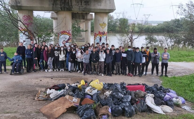 El IES Triana se afana en el ‘plogging’ para dejar limpio el Guadalquivir