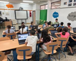 visión general de una clase con el alumnado trabajando con los ordenadores