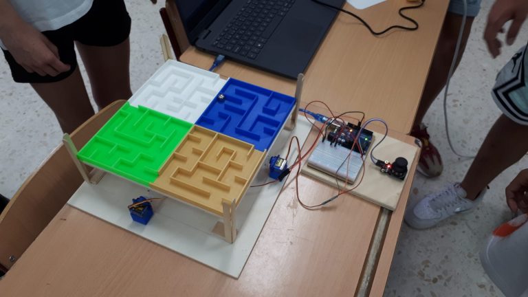 Laberinto con canica, controlado con servomotores y Arduino ...