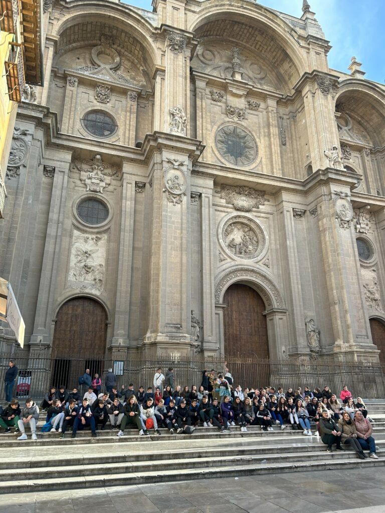 Alumnado y profesorado en la escalinata de la plaza de las Pasiegas