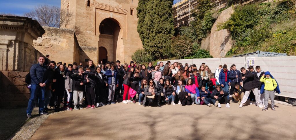 Foto de 1 y 3 de ESO en la entrada de la Alhambra