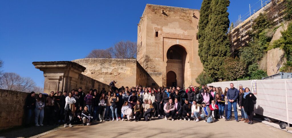Foto de 2 y 4 de ESO en la entrada de la Alhambra