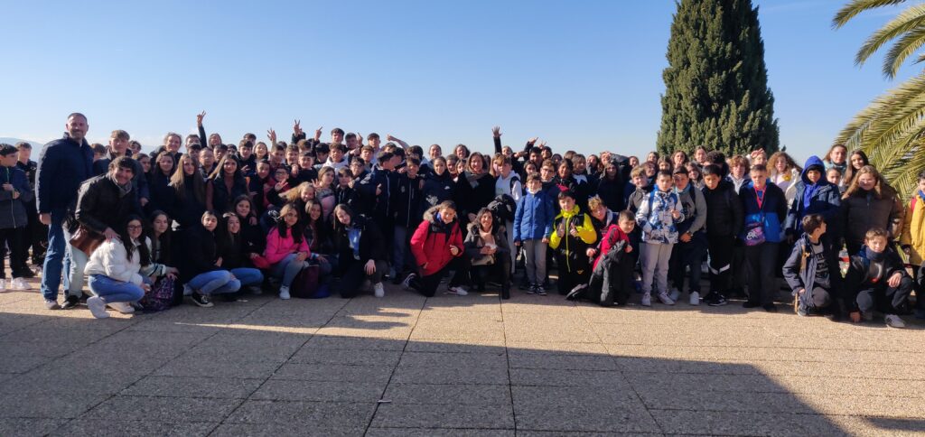 Grupos de 1 y 3 de ESO en la entrada del Manuel de Falla