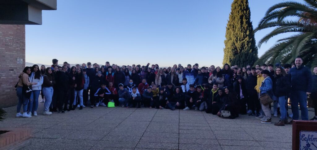 Grupos de 2 y 4 de ESO en la entrada del Manuel de Falla