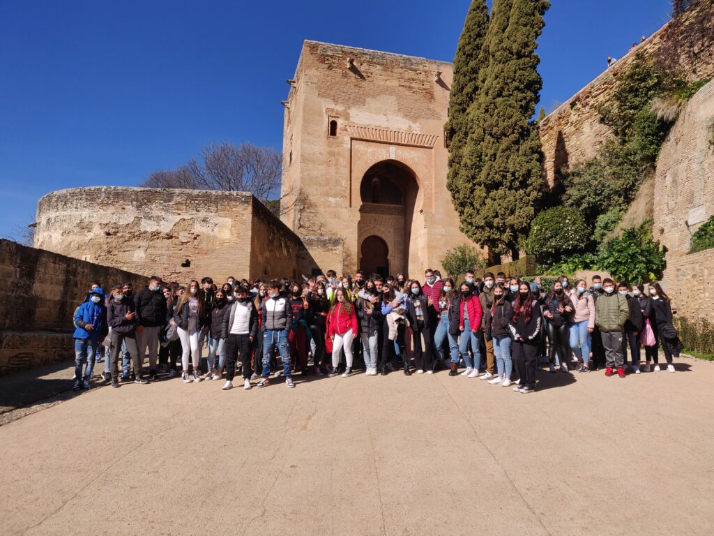 El grupo a la entrada del conjunto monumental de la Alhambra