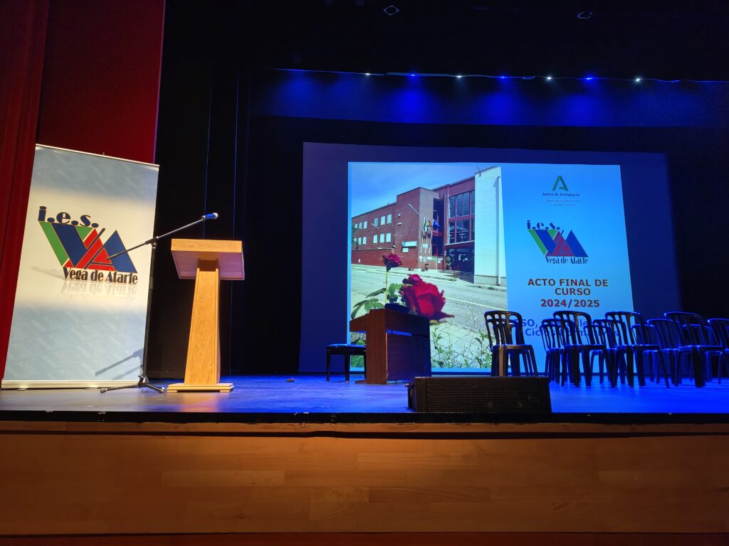 Escenario al comenzar el acto de fin de curso 2024/25